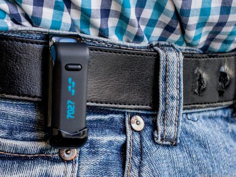 　「Fitbit Ultra」は、データ収集を行う高機能な歩数計で、クリップで腰に留めていてもほとんど目立たない。