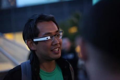 度付きメガネタイプの「Google Glass」を試しているGoogle社員。