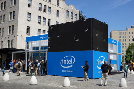 　Intelは米国時間5月17日、同社テクノロジを搭載した最先端デバイスを体験できるワールドツアー「Experience Intel. Look Inside」（Intelエクスペリエンス：入っているものを見てみよう）をニューヨークを皮切りにスタートさせた。

　同社は17日から19日まで、ニューヨークのミートパッキング地区にポップアップストア（期間限定の店舗）を設置し、Ultrabook準拠のノートPCなどをコンシューマーにアピールした。なお、このポップアップストアが設置されたのはGansevoort Meatpacking NYCホテルの近くだ。