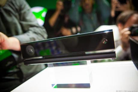 　新しいKinectカメラは、予想通り、メインコンソールには組み込まれていない。その代わり、外付けアクセサリとして同梱される。新しいバージョンでは、1080pカメラやSkype接続を搭載し、ユーザーの体の一部だけでなく、Xboxコントローラも認識するようになった。改良されたカメラおよびセンサシステムにより、初代Kinectでは処理できなかった手首を回すような回転動作も認識するようになった。