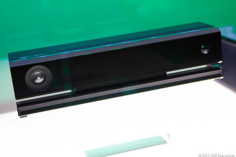 　Kinectカメラは、初代機同様に3D空間でユーザーを認識するためレンズが2つある。