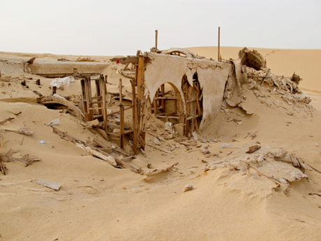 　砂漠の砂がゆっくりと、しかし確実に、セットのあらゆる部分を覆っていく。セットには予防的な清掃が行われているわけではない。
