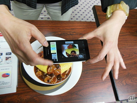 　栄養指導のためのスマホ食事カメラアプリ。ライフログを貯めるアプリに、食事写真記録機能を追加したもので、日々の食事を手軽に記録できるのがポイントだ。糖尿病患者の栄養指導における有効性検証や、企業健保の健康指導における有効性検証なども行われている。