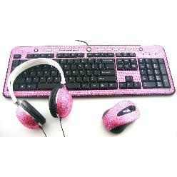 　ピンク色のキラキラがあしらわれたキーボード。おそろいのヘッドホンとマウスもある。
