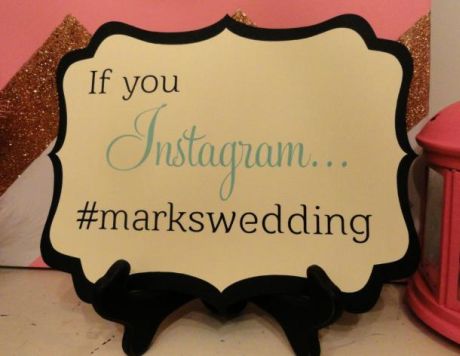 Etsyで販売されているオーダーメイドの看板。結婚式の招待客に、Instagramの写真にハッシュタグを付けるよう促している。