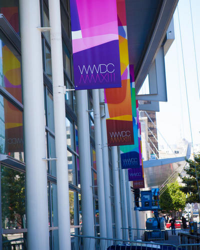 　WWDC MMXIIIと書かれた旗が、サンフランシスコの4番通り沿いに掲げられた。
