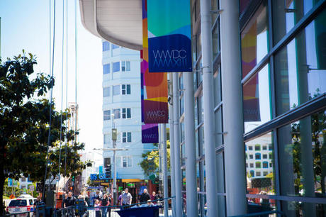 　WWDC MMXIIIのタペストリーが、サンフランシスコの4番通り沿いに掲げられている。