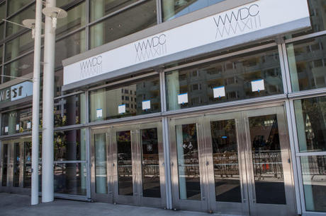 　WWDC MMXIIIのマークが、サンフランシスコのハワード通り沿いにある扉の上に設置された。