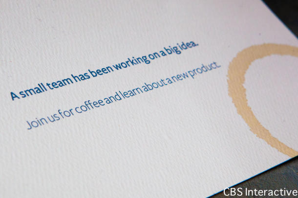 Facebookが米CNETに郵送してきた招待状。コーヒーカップの跡が付いている。
