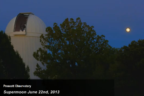 　米国アリゾナにあるプレスコット天文台越しに見えるスーパームーン。