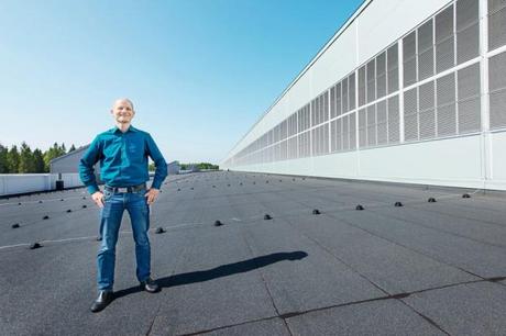 　北欧の空気を吸い込む、ルーレオデータセンターのマネージャーのJoel Kjellgren氏。