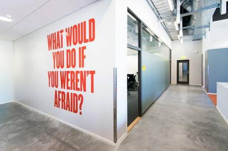 　ルーレオデータセンターの壁には、インスピレーションを与えるような言葉が書かれている。