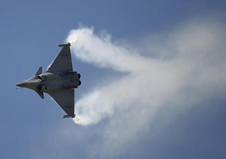 　DassaultのRafale戦闘機は速度マッハ1.8超、航続距離2000海里（約3704km）超の性能を備える。
