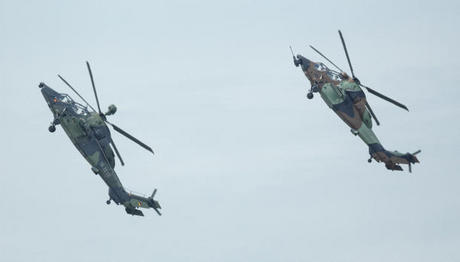　ル・ブルジェ空港で開催されたパリ航空ショーで、見事な連携を披露するフランスの「Tigre」ヘリコプター2機。