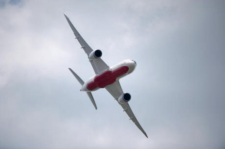 　準備を整える一連の作業の中で飛行する「Boeing 787 Dreamliner」。Boeingは18日、さらに5社とDreamliner大型版の契約を結んだ。