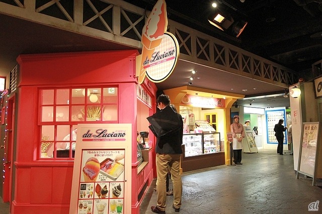 　福袋七丁目商店街には、のんべえ横丁の隣に新しく「福袋デザート横丁」が登場。デコレーションされたデザート（デコデザート）を通年提供する。