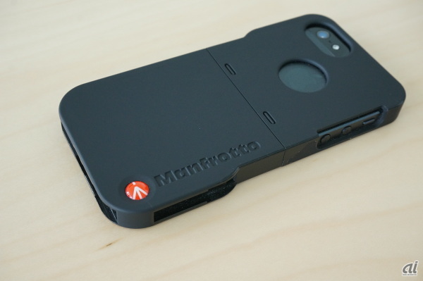照明用ライトを装着したりミニ三脚を取り付けたりできる「Manfrotto」のiPhone 5用のケース