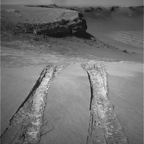 　Opportunityは直径800mのビクトリアクレーターを登って外へ出た後、ナビゲーションカメラでこの写真を撮影した。2008年8月28日、Opportunityが6.8mの走行を終えて水平な地面に戻った直後に後ろを振り返って撮影したもの。