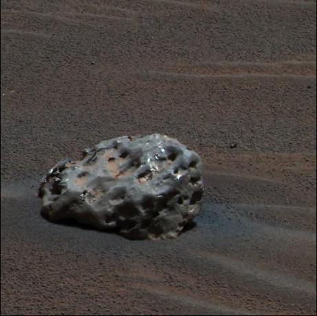 　この鉄隕石（今では「ヒートシールドロック」として知られている）は、Opportunityが2005年に発見したもので、地球以外の惑星で発見された最初の隕石である。Opportunityに搭載の分光計によって、主に鉄とニッケルからできていることが分かった。