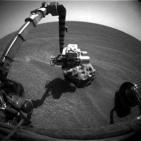 　これは、火星探査車Opportunityがミッションの349ソル目にヒートシールドロックを調べているときの写真で、左前方のハザードカメラによって撮影された。