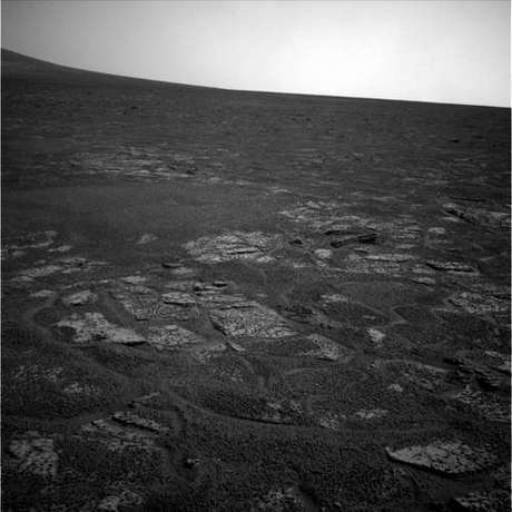 　この火星の風景写真は3353ソル目（地球時間2013年6月30日）にOpportunityのナビゲーションカメラによって撮影された。