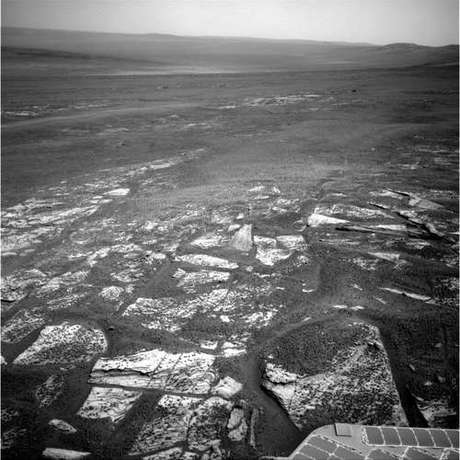 　Opportunityのナビゲーションカメラは3346ソル目（地球時間2013年6月22日）に、この荒涼とした風景を撮影した。