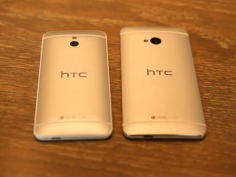 　サイズの小型化により、HTC One miniははるかに片手で持ちやすくなっている。