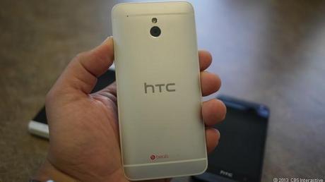 　HTC One miniの背面はHTC Oneと同様、高級感のあるアルミ製だ。また、イメージングシステムもほぼ同じものが使われている。