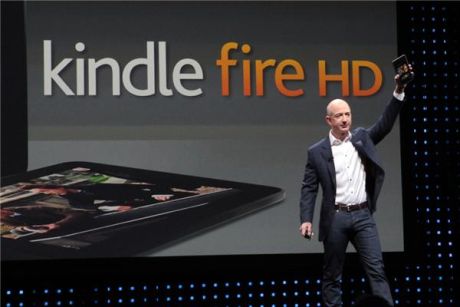 2012年にKindle Fire HDを発表するJeff Bezos氏