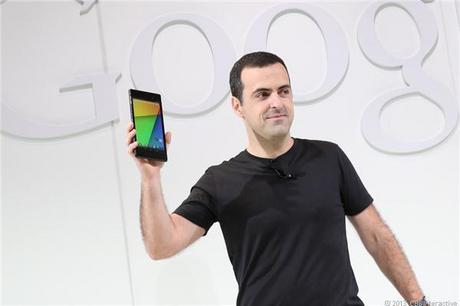 　Googleが開催のプレスカンファレンスでNexus 7を手にする同社Android製品マネージメント担当バイスプレジデントのHugo Barra氏。