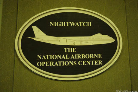 　会議室の壁には、「National Airborne Operations Center」（国家空中作戦センター）というロゴと、「Nightwatch」という名称が書かれた標章が掲げられていた。