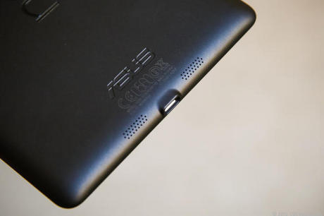 　Nexus 7はSlimportも搭載。HDビデオ再生で9時間、インターネットブラウジングで10時間の利用が可能だという。