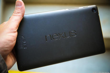 　Nexus 7は、ASUSが製造し、横4.49インチ（約12.4cm）、縦7.87インチ（約20cm）、厚さ0.34インチ（約0.86cm）、重さ0.64ポンド（約290g）。