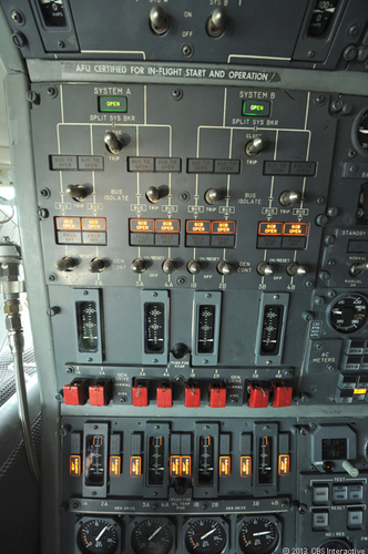 　NAOCと標準的なBoeing 747-200の大きな違いは、NAOCには発電機が各エンジンに2基ずつ、合計8基搭載されていることだ。通常のBoeing 747-200には、エンジン1基につき発電機が1基しかない。航空機関士のコンソールのこの部分では、8基の発電機の状態を表示し、制御できるようになっている。