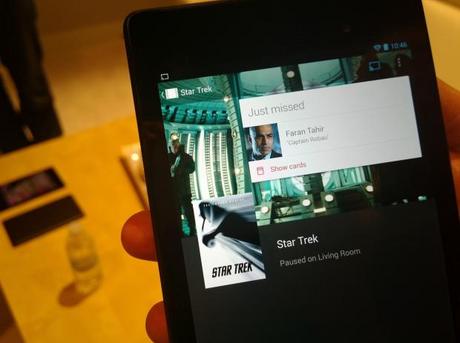 　Google Play Movies機能をタブレットで表示したところ。カードがポップアップし、視聴している映画の詳細を表示する。