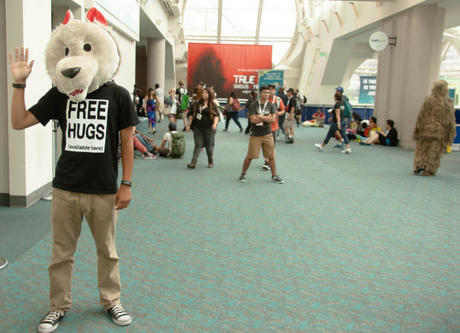 　Comic-Conで誰にもそばに寄ってきてほしくなければ、オオカミのマスクをかぶって「FREE HUGS」と書かれたTシャツを着ているのが一番のようだ。
