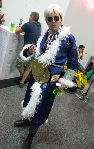　Comic-Conでスパンデックス素材を身に着けている人がすべて、スーパーヒーローの信奉者というわけではない。レスリング好きのこの男性は、Ric Flairの衣装が気に入っている。