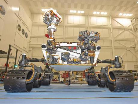 　スペースシャトル計画が終わりに近づいたころ、勇敢な3台の探査機が人々の視線と想像力を空に向け続けるのに一役買った。これらの探査機はそれぞれ、火星表面を探査するミッションのために火星に着陸している。「Spirit」「Opportunity」、そして現在の「Curiosity」（この写真の探査機だ）は、火星に生命を維持できる条件がある、あるいは過去にその条件があったという可能性をうかがわせる、興味深い観測を行ってきた。決定的な成果はまだ出ていないが、Curiosityの着陸時に有名になったモヒカンスタイルのNASA職員を見られただけでも価値があった。