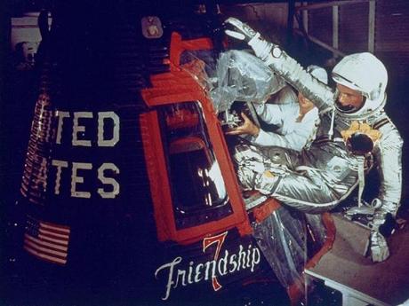 　1962年2月20日、John Glenn氏は「Friendship 7」に搭乗し、米国人として初めて地球周回軌道を飛行した。既に熟練パイロットだったGlenn氏は、自動操縦装置が故障したために最後の2周の一部は手動で操縦し、一般の人々の目にとっては宇宙時代の最初のヒーローの1人になった。その真面目さには終わりがないことをさらに示すかのように、Glenn氏はそれから30年以上の後、NASAのスペースシャトルで宇宙に戻っている。