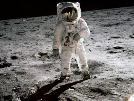 　このBuzz Aldrin宇宙飛行士の写真は前に見たことがあるだろう。有名な1969年7月20日の月面着陸については聞いたことがあると思うが、この写真はその着陸の後に、Aldrin氏の同僚のNeil Armstrong氏によって月面上で撮影された。人類がこれまでに経験した、科学によってもたらされた素晴らしい幸福な瞬間の中でも、これが頂点を占めることはほぼ間違いない。Armstrong氏は最近亡くなったが、Aldrin氏は健在で、「小さな一歩と偉大な飛躍」をさらに遠くへと進めようとしている。
