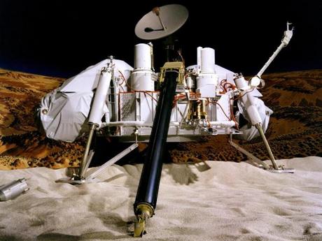 　Surveyor 1の足跡（「着陸装置跡」と言うべきだろうか）を追って、「Viking 1」は1975年8月20日にケネディ宇宙センターから打ち上げられ、11カ月後に火星に着陸した。Vikingが火星で主要任務を行ったのはわずか数カ月だったが、地球へのデータ送信は1982年まで続いた。