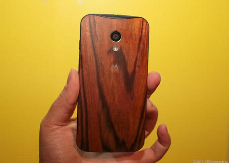 　Motorolaは、竹、チーク、黒檀、シタンなどの木目調の背面を試験しており、年内のリリースを予定している。