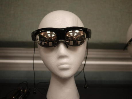 　「Wrap SeeThru」はVuzixによって2009年に開発された。株式公開企業である同社は、15年間にわたって動画視聴用眼鏡の開発に取り組んでおり、同テクノロジに関する特許を多数保有している。Paul Travers氏のコレクションより。
