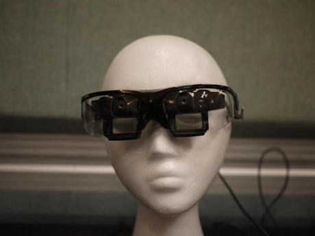 　「The WrapAR 920」はVuzixによって2011年に開発された。株式公開企業である同社は、15年間にわたって動画視聴用眼鏡の開発に取り組んでおり、同テクノロジに関する特許を多数保有している。Paul Travers氏のコレクションより。