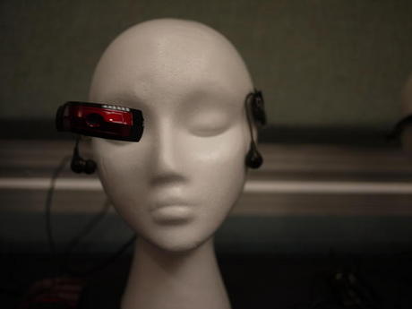 　2010年に登場したMyVuの「VISCOM」デジタル眼鏡。同テクノロジを開発したMicroOpticalは、Mark Spitzer氏によって1995年に創設された。Spitzer氏は現在、Google X Labsのオペレーション担当ディレクターを務めている。Dan Cui氏のコレクションより。
