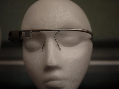 　Steve Mann氏は、Google Glassが眼精疲労を引き起こす可能性があると考えており、次のように述べている。「Google Glass、およびそれと同様に設計された現在開発中のシステムのいくつかは、私が約30年前に学んだ別の問題を抱えている。その問題は、それらのシステムのデザインが基本的に非対称であることから生じている。そうしたデザインでは、ユーザーは片方の目だけでディスプレイを見てしまう。これらのシステムはすべて、ディスプレイが実際よりも遠く離れた場所で宙に浮かんでいるような印象を与えるレンズを搭載している」（Mann氏）