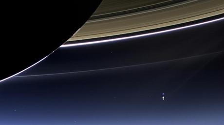 　米航空宇宙局（NASA）の2つの探査機から、宇宙のはるかかなたから地球を撮影した新しい画像が届けられた。

　宇宙探査機「Cassini」は地球を9億マイル（約14億4800万km）ほど離れ、土星系に接近した。これはNASA、欧州宇宙機関（ESA）、イタリア宇宙機関（ISA）の共同プロジェクトの一環である。米国時間2013年7月19日にCassiniの広角カメラで撮影されたこの非常に珍しい画像では、土星の環の後ろに地球が見える。

　このような写真はなかなかお目にかかれない。外部太陽系からわれわれの地球が写真に収められたのはこれでようやく3度目だ。非常に遠く離れたところからでは、地球は太陽のすぐそばにあるように見える。われわれの目と同じように、このカメラの極めて感度の高いセンサを直接太陽に向ければ、たやすく壊れてしまいかねない。

　NASAによると、Cassiniがこの写真を撮影できたのは、同探査機の視点から見て太陽が一時的に土星の裏側にまわり、光のほとんどが遮られたためだという。

　この画像では、地球と月の大きさは1ピクセルにも満たないのだが、長時間露光による撮影のため露出過度となり、もっと大きく見える。

　非常に離れたところで光を取り込み宇宙空間のおぼろげな対象物を撮影するには、長時間露光（この写真の場合は約15分間）が不可欠だ。結果として、視野中で輝度の高い対象物が飽和し、意図的に大きくされたように見える。

