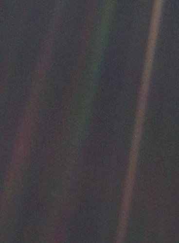　地球を写したこの写真は「Pale Blue Dot」（ペイルブルードット）という名で知られている。太陽系を撮影した最初の「家族写真」で、1990年に約37億マイル（60億km）のかなたから「Voyager 1」が撮影したものだ。