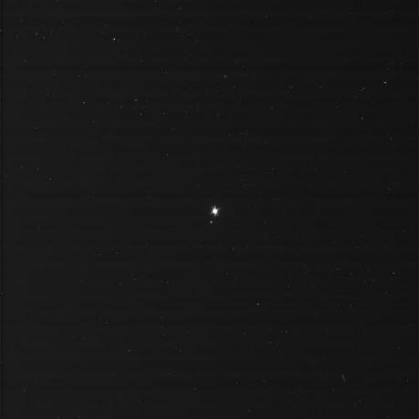 　19日にCassiniが撮影し、20日に地球に届けられた写真。このカメラは約8億9841万414マイル（14億4600万km）の距離から地球をとらえた。