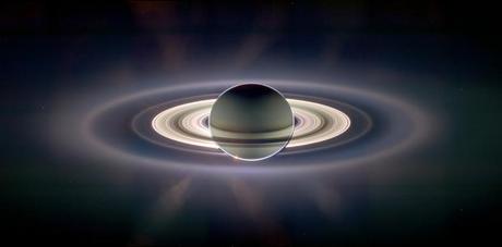 　有名な「Pale Blue Dot」写真から16年後、2006年にCassiniが再び地球を撮影した。それがこの「In Saturn's Shadow-The Pale Blue Dot」というタイトルのモザイク画像だ。

　そして7年後の今、Cassiniはまた地球を撮影した。このとき地球にいる人々は初めて、自分たちが撮影されることをあらかじめ知ることができた。

　NASAによると、世界中から2万人以上の人が集まり、人類全体を写すこの写真のためにほぼ10億マイル（約16億km）離れたところから手を振っていたという。
